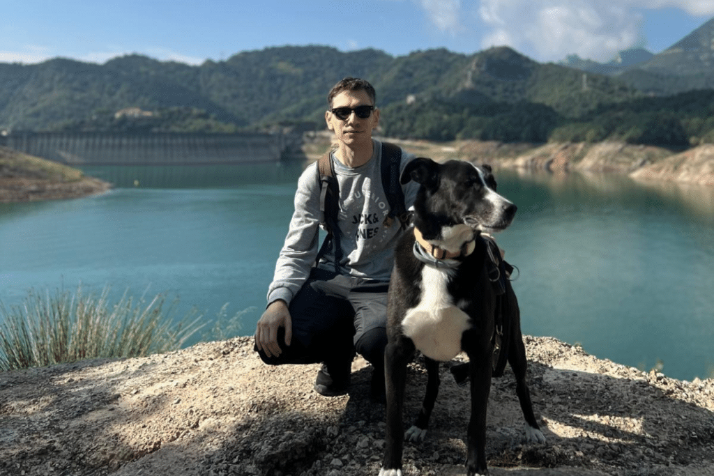 Profesor de yoga con su perro en una salida al aire libre